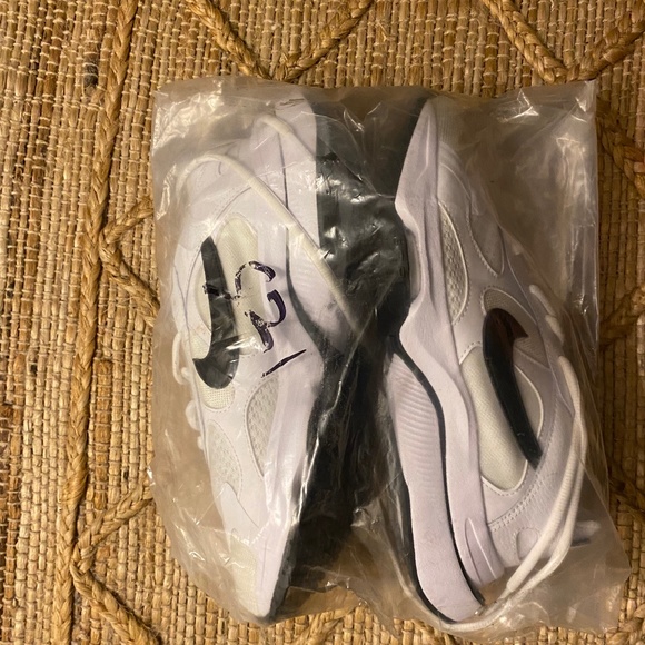 Nike New Brand New Never Worn Womens size 8 - Picture 1 of 4